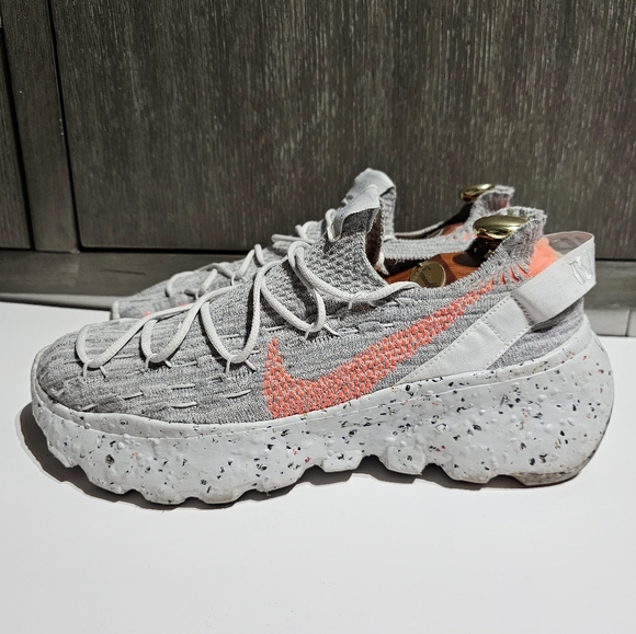 NIKE Space Hippie 04 Summit White Hyper Crimson "This Is Trash" Shoes Women 11 - Picture 2 of 6